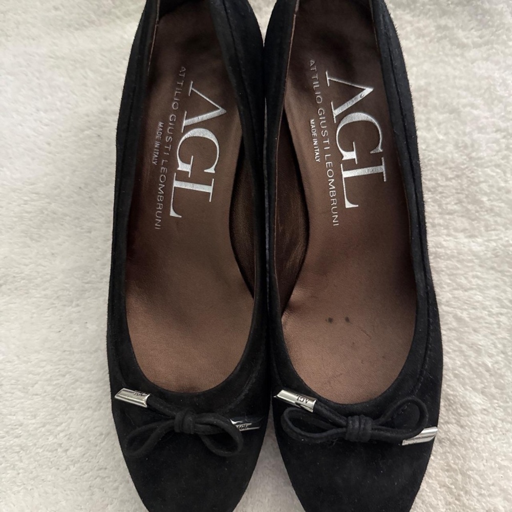 AGL “Kristin” Black Low Chunky Block Heels w/ Bow 7.5M NEW W/O BOX